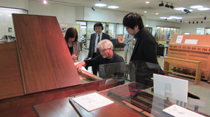 (写真１）200年前のピアノを調律する菊池さん.jpg